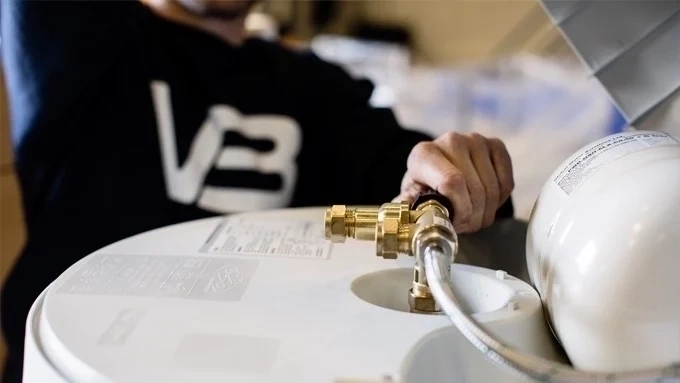 VB-rørlegger fra Rør i Sør monterer varmtvannsbereder.